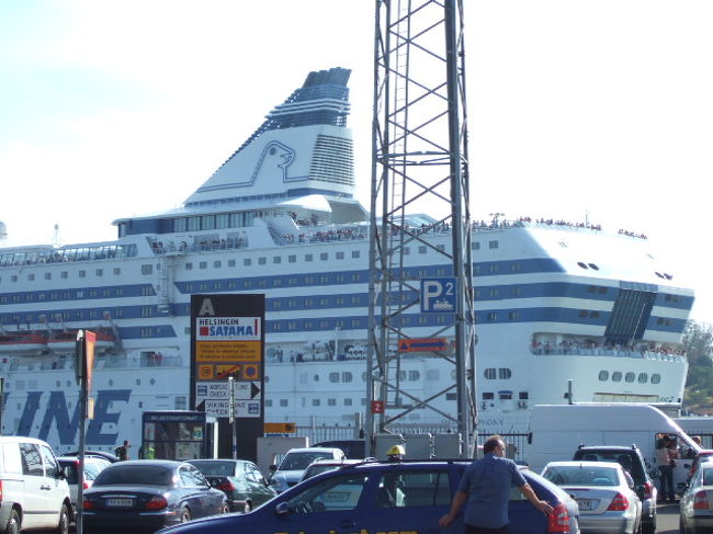 お世話になったホテルは港のそば。<br />目の前にスウェーデンとフィンランドを結ぶ豪華なクルーズ船がでーーーんとましましていて驚き。<br />で、でかい！<br />まるでノアの箱舟。<br />しかもデッキには人が鈴なりにいるのが見える。<br />みんな、豪華な船の旅を楽しんでるんだなあ。。<br />いいなあ北欧の人々。