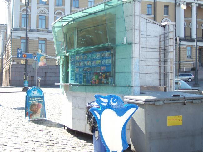 ホテルにチェックチンして、まだまだ明るいフィンランドの夏。なにせ北のほうは白夜ですから。観光しないわけにはいきません。<br />とりあえず、てくてく歩いてヘルシンキの象徴、白亜のヘルシンキ大聖堂へ。<br />４時過ぎても真昼間の日差し。<br />今年はヨーロッパが暑いというので覚悟はしていましたが、やはりここでも２６度以上あって。日差しは暑いのですが、影にいくと風がからっと涼しいのです。<br /><br />トラムの中から大聖堂の前にアイスやがあるのを見ていたので、ローマの休日よろしく、アイスを食べながら聖堂前の階段に座ろうと、アイスを買いました。<br /><br />コーヒーだけでなくアイスの消費量も世界一らしいこの国。ミントアイスにしたのだけど、、、、あまい・・<br />しかも、どんどん溶けていく！！！<br />階段に座るころにはドロドロのアイスでたいへんなことになっておりました・・・