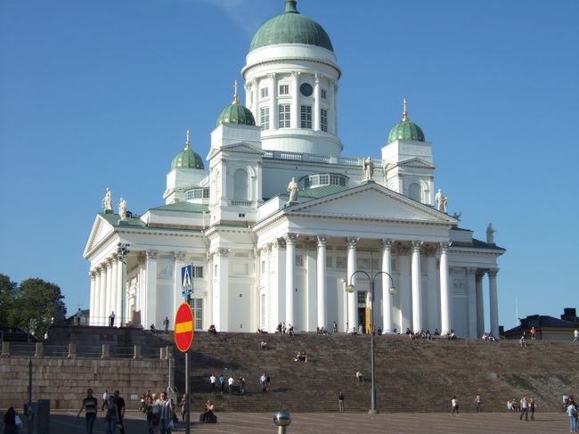 美しいです。大聖堂。<br />ヘルシンキ市内のあちこちから見えます。<br />白い貴婦人です。<br />空の青さとなんと似合うこと。<br />しかしこの国の建築の特徴というのはよくわかりません。<br /><br />中に入ると、地元の人たちがミサのために集まっているようでした。<br />