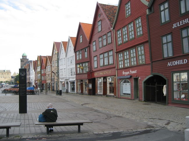 朝一番のブリッゲン地区。おばあさんがひとりベンチに座っている。まだ観光客も来ていなくて静かでした。