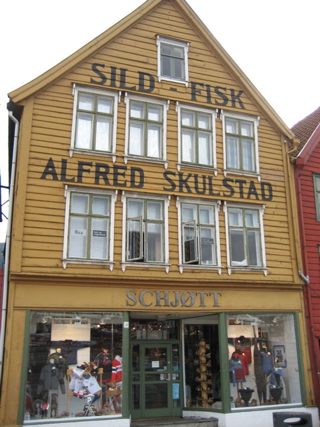 １階のお店もまだ開いていません。