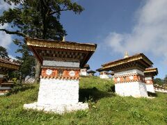 ドチュ・ラ峠の仏塔

　峠にはこんもり山のようにした敷地内に108の仏塔がならんでいる。最近(2002〜3年ごろ)に作ったものらしい。