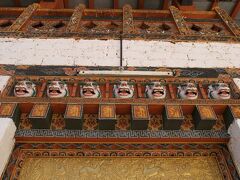 プナカ・ゾン

　プナカ・ゾンの中庭で見た、とある扉の上の装飾。なんか面白い顔。扉が金色だったりするのは、プナカが昔は冬の首都だったからか。