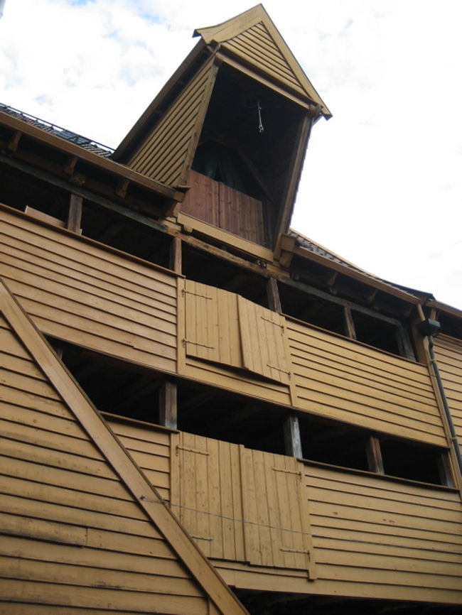 ハンザ同盟時代のドイツ商人たちによって作られた木造建築。これは滑車のあとかな。荷物を上まで運ぶ。
