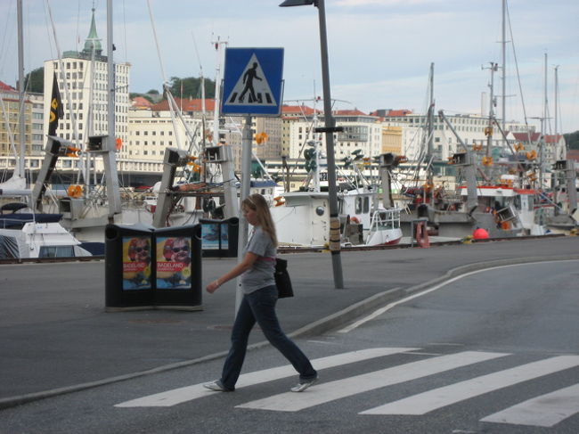 ブリッゲン地区の向かいの港。さぁ、道路を渡って魚市場の方へ歩いて行きましょう。