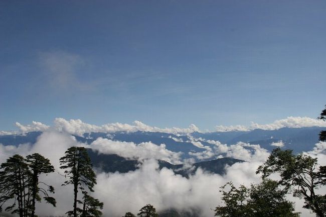 ドチュ・ラ峠からの眺望<br /><br />　今は雨季ということであまり期待はしていなかったが、なんとかそれっぽい山々が見えた。ただ雲の流れが速く、ひときわ高い山頂は雲間からわずかに見えるような感じ(表紙の写真)