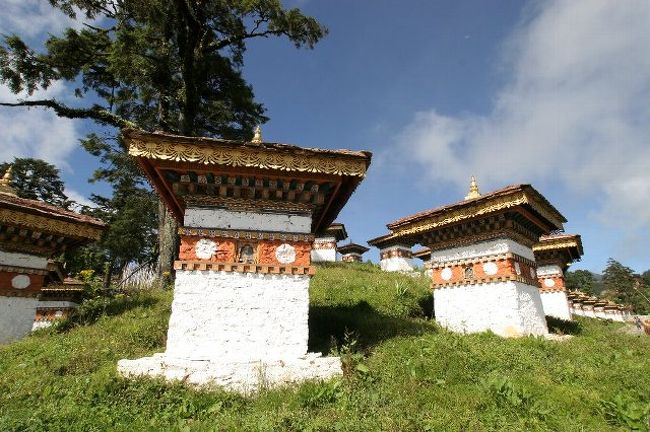 ドチュ・ラ峠の仏塔<br /><br />　峠にはこんもり山のようにした敷地内に108の仏塔がならんでいる。最近(2002〜3年ごろ)に作ったものらしい。