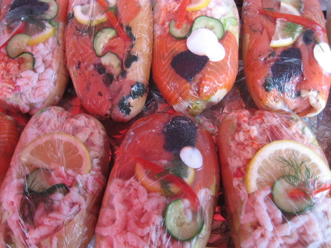 ちらし寿司かと思ったらサンドイッチでした。サーモンに小エビにキャビア、、、、豪華でしょ。高いけど。