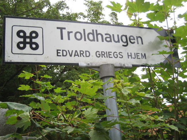 グリーグの家はこちらです。やっぱりトロールの丘にあるのね。