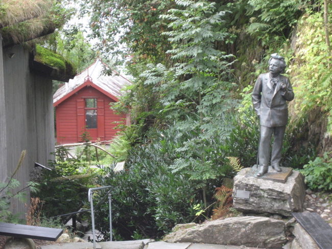 グリーグの銅像と彼の作曲小屋