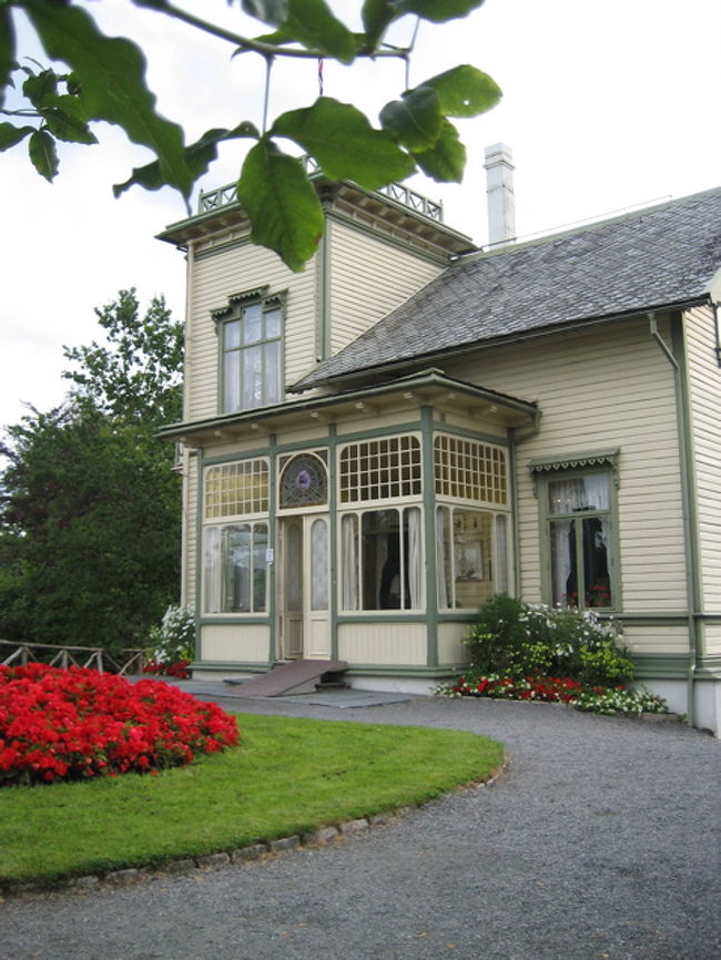 グリーグが亡くなるまで住んでいた家。目の前にはフョルドが広がり、とてもきれいなお庭があります。