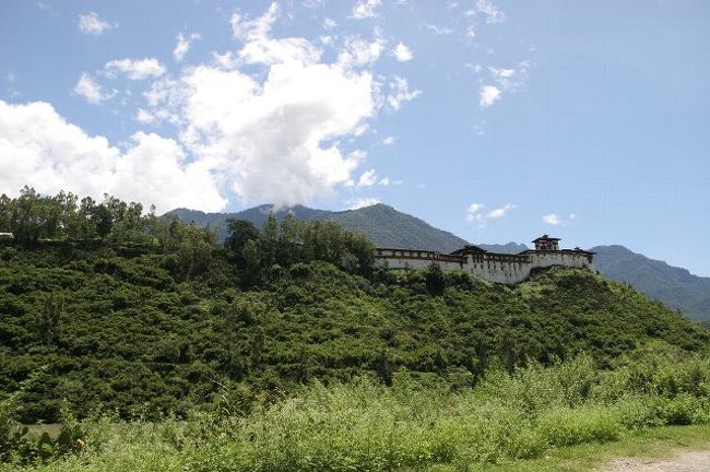 ウォンディ・フォダンのゾン<br /><br />　ウォンディ・フォダンのゾンはティンプーからやってくると橋を渡った山の上に見える。<br />　ここだけでなく、他のゾンもだが、結構中の方まで入れてもらい、仏像を見せていただいた。ガイドさんによると日本人は仏教徒の人が多く、またブータン人は親日家のため、頼むと仏像を見せてくれることが多いらしい。ガイドさんはもちろん仏教徒なので、観光でゾンに連れて行ってくれては、自らも五体投地してお祈りしている。<br />　ゾンの中はあまり人の気配を感じず、静かな印象だが、部屋によっては小坊主が勉強していたりとか、バターで作るお供え物を作っていたりとかとみんなひそかに勉強している。<br />