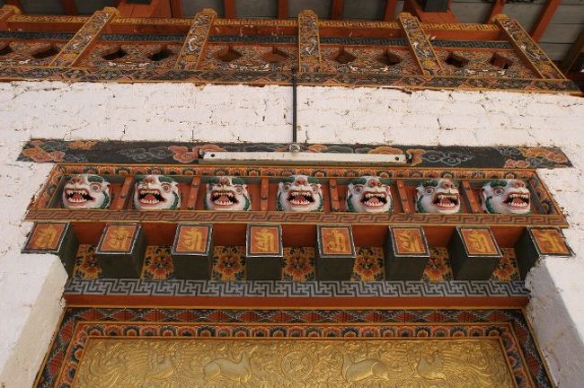 プナカ・ゾン<br /><br />　プナカ・ゾンの中庭で見た、とある扉の上の装飾。なんか面白い顔。扉が金色だったりするのは、プナカが昔は冬の首都だったからか。