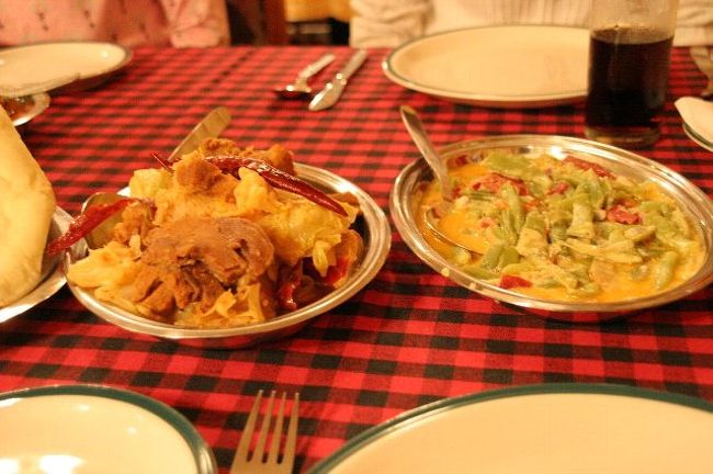 夕食<br /><br />　今日の夕食は泊まっているホテルで取る。メニューはいつもの。<br />　右はご存知エマダツィで左は肉とキャベツの炒め物。大きな唐辛子がどどーんと載ってはいるが、肉の方は辛くない。見せかけか？でもちょっと安心。<br /><br />