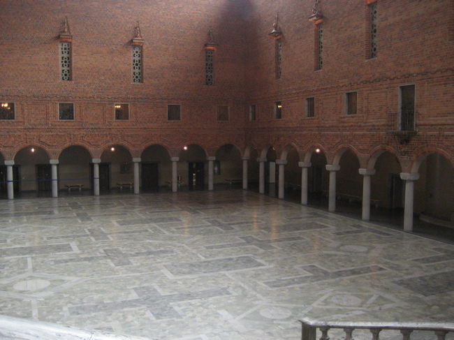 この日は土曜日、市庁舎は午後４時で閉館。走り込んでギリギリ入場できました。あ〜、暑い！北欧も暑いです！