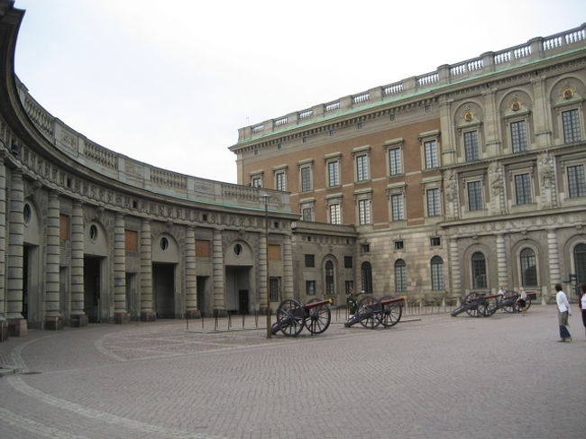 次は王宮です。中の見学はしません。パパは若い頃アルバイトで宮殿のスタッフをしていたそうです。今の天皇陛下も泊まって馬車で王様たちとここを駆け抜けたとか。