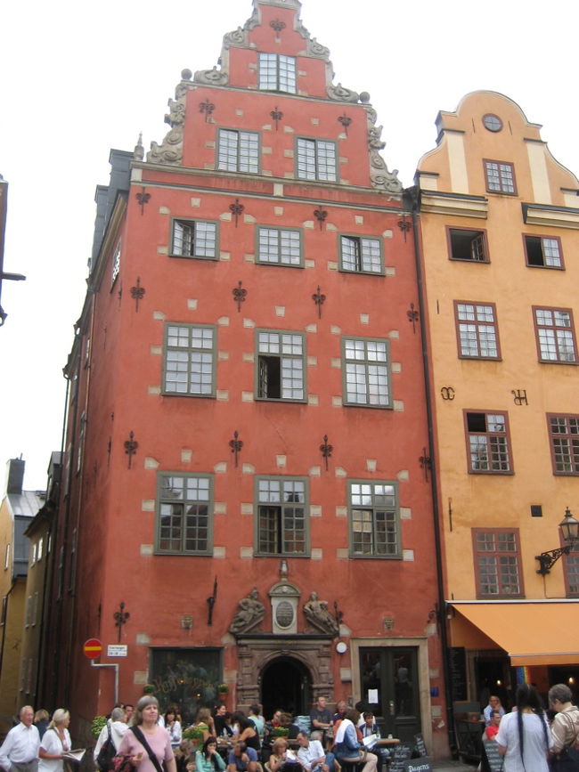 ガムラスタンの中心地、小さい広場なんだけど、ストール（大きな）トリエット（広場）という名前。当時は大きかったのでしょう。貴族たちが処刑され首を吊られた場所としても有名。