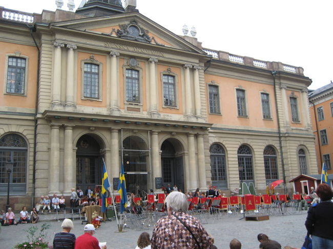 旧証券取引所の前のカフェにはくつろぐ人たちがいっぱい。クリスマスにはここに市がたちます。