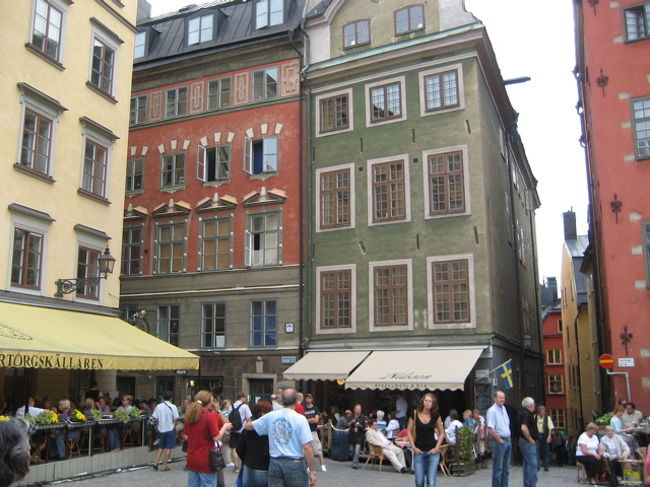 この左の赤い建物の２階にパパは学生時代住んでいました。大学の寮だったそうです。この建物の屋根裏部屋の倉庫に私物を残したまま日本に来てしまったので、今でもあるかなぁと心配しています。そんなのとっくに捨てられてるよ！