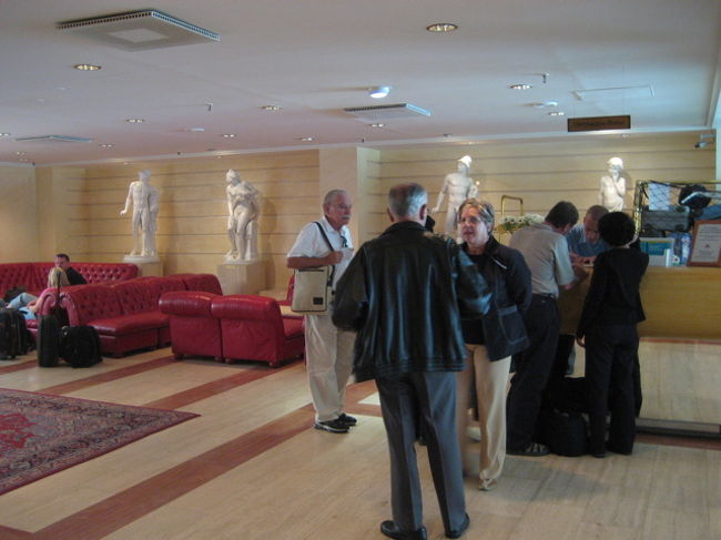 ホテルのロビー。アメリカ人の団体さん。