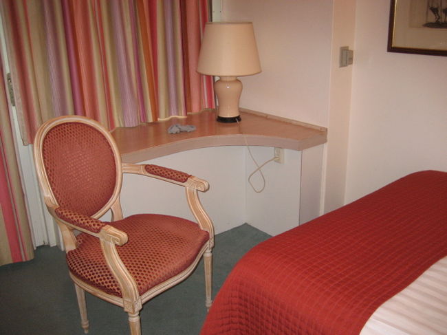 お部屋はこんな感じ。狭いけどかわいらしくまとまっている。１階（日本の２階）で景色は中庭側で玉砂利が見えるだけ、、、。