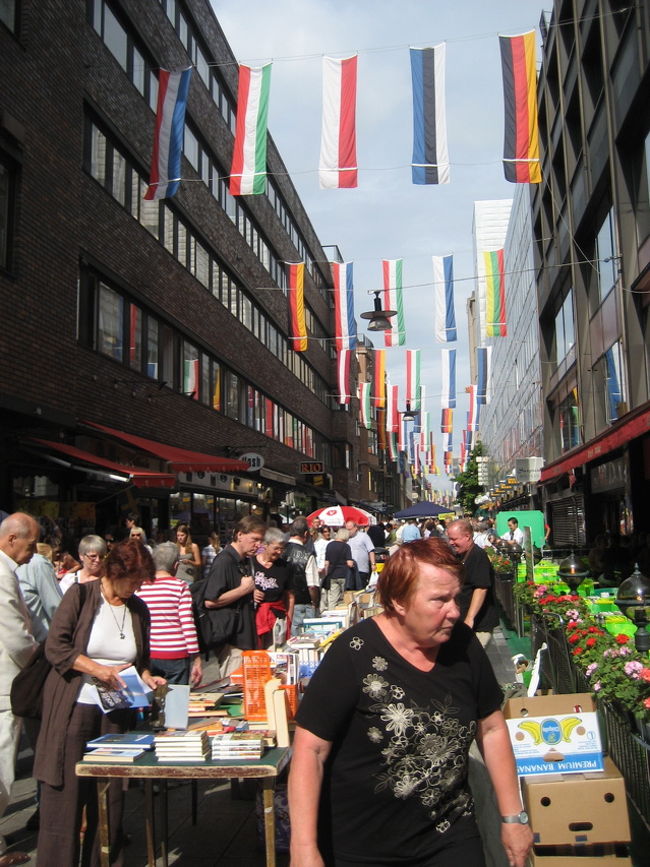 今日は日曜日。ホテルを出てすぐのドロットニング通りでは古本市をやっていました。