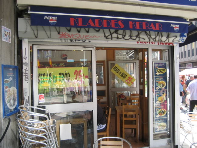 すぐそばにケバブのお店。やっぱり移民とか外国人も多いストックホルムです。そういえば昨晩もインド料理のサーモンだったな、、、。