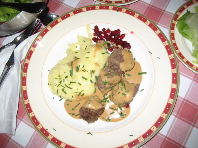 お昼はスウェーデン名物ミートボール、マッシュポテト添えです。グレービーソースと甘酸っぱいリンゴンベリー（こけもも）のジャムをかけて。