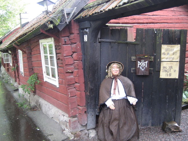 このおばあさんの始めたカフェで一休み。建物が曲がっています。