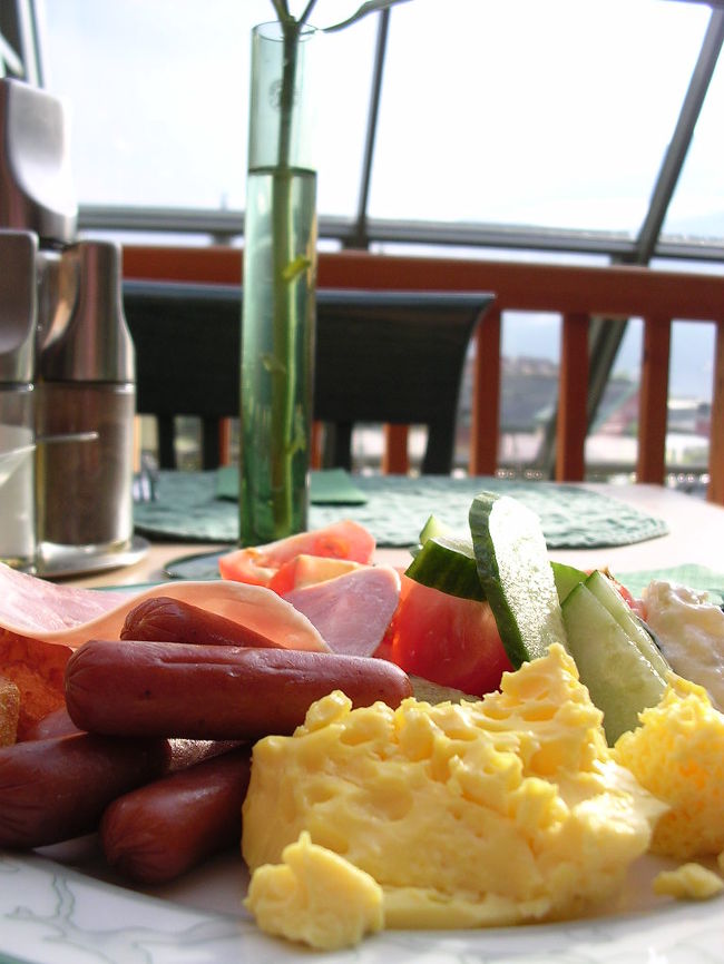 朝食〜。種類豊富のバイキングで、おいしかったです！食事だけじゃなくって、朝日が差し込むレストランがまたおいしくしてるんですね。