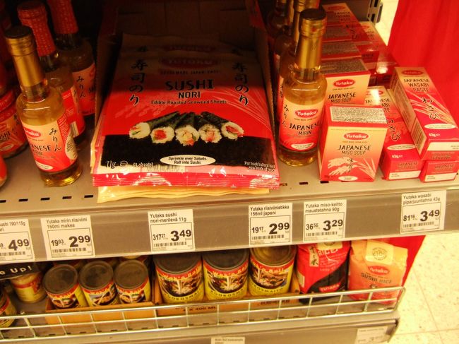 夜ご飯をカフェで食べようかとあちこちのぞきましたが決心できず。で、適当に買って帰ることに。<br /><br />まずは、駅の構内にあるスープ屋さんでバケットサンドを買って、ヘルシンキ駅の地下にあるスーパーＫ−ＭＡＲＫＥＴへ。<br />ビールを買おうと思ったのに、アルコールを売っているところだけシャッターをおろそうとするところ！　時計を見ると９時。９時になるとアルコール販売禁止なの？？<br /><br />お兄さんにちょっと待ってと笑顔で訴えながら、ようやくビールを２本ほどつかみとりました。<br /><br />写真は日本食売り場。