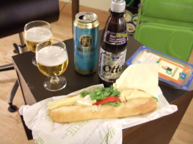 これが今晩の夕食。<br />ビールの１つがベリーの入ったもので、ジュースのように甘かった！