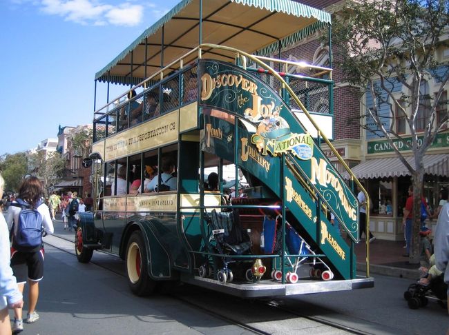 園内を走っているトローリー。