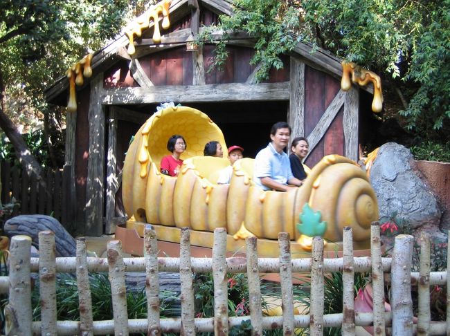 ぷーさんのハニーハント。<br />乗り物が日本と違う〜と友人が言っていた。