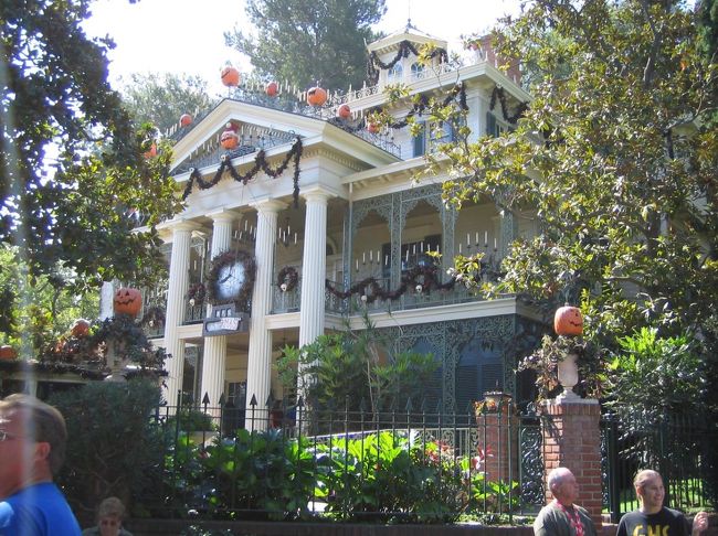 ハロウィン風に飾り付けてあったホーンテッドマンション。