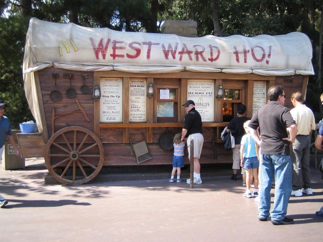 ホットドッグの出店か？<br />と思ったらマクドナルドでした！