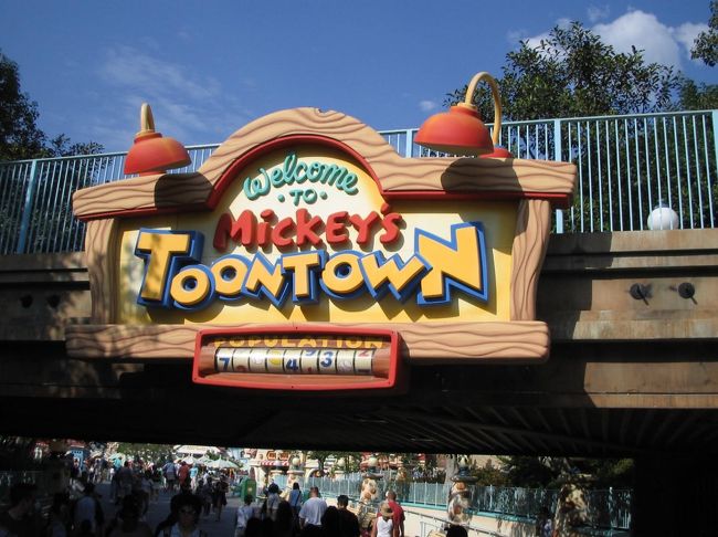 ここでミッキーとミニーに会えました。<br />二人とも自分の家にいたよ。