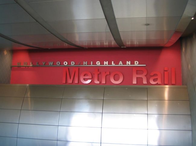 ハリウッド＆ハイランド駅。<br />ミニミニ大作戦ではここをミニが通ったのね〜、とちょっと感動（笑）<br />映画では階段を一つ降りてそのまま直進してホームに入ってたけど、実際には階段がもう一つあるから、車じゃそう簡単にホームには入れないよ。