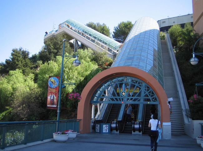 ユニバーサルスタジオ。<br />山の上にあるから、園内もある意味２階建て。<br />上階から下階をつなぐ長〜いエスカレーター。