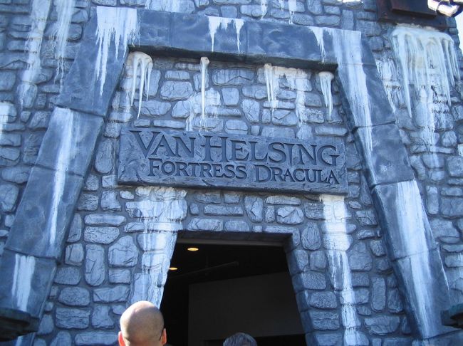 ユニバーサルスタジオ。<br />映画のヴァン･ヘルシングは結構好きだから、入場時間が特定されているこのアトラクションにも入ってみました。<br />そして失敗したね・・・お化け屋敷なんだよ！！！<br />しかも自分で歩くの！！！<br />被り物をした人間がお客さんである我々を襲ってくるし。<br />怖かった(T_T)
