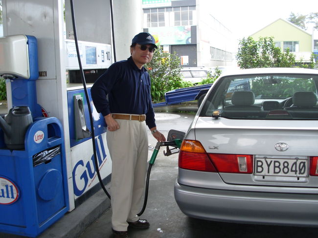 こちらのガソリン給油は簡単。給油機のそばに車を止めて、自分で給油。給油量と値段が給油機に表示されている。給油が終わったら給油機の番号を店の中のレジに告げて支払いを済ませる。給油したまま逃げてしまってもわからないのではと心配になった。