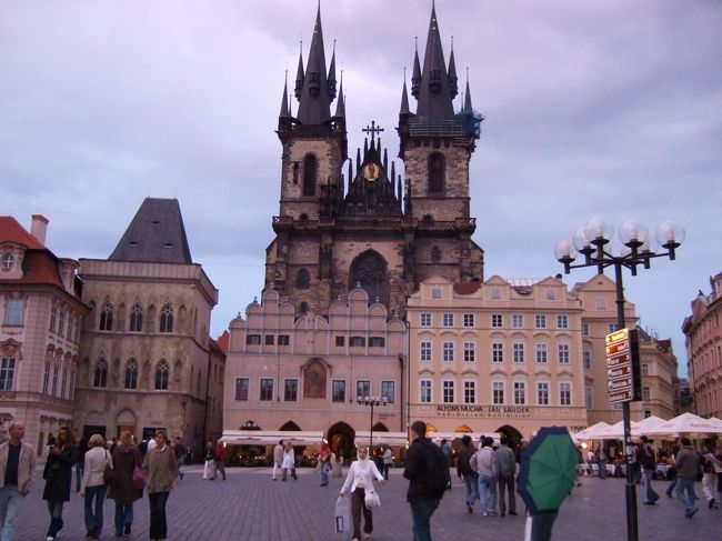 プラハ中心部に到着したのは午後８時過ぎ。<br />まだ夕方みたいな明るさでした。<br />