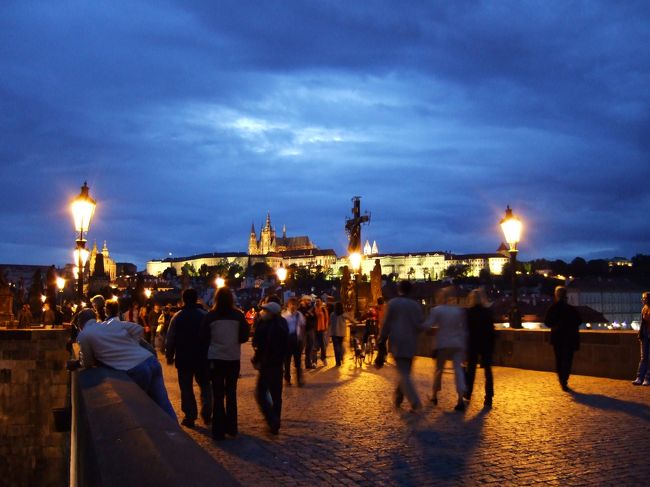 カレル橋。<br />何時になっても人であふれています。