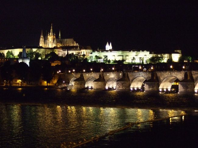 少し離れてカレル橋＆プラハ城を撮ってみました。<br />今回は夜景をがんばって撮ろうとデジカメも買い換えたのですが、やっぱり夜景は難しいです。