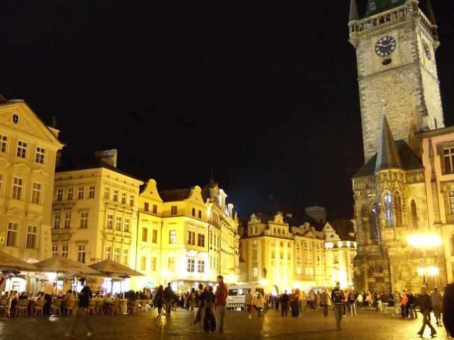 １０時過ぎの旧市街広場。<br />いつまで経っても人・人・人。