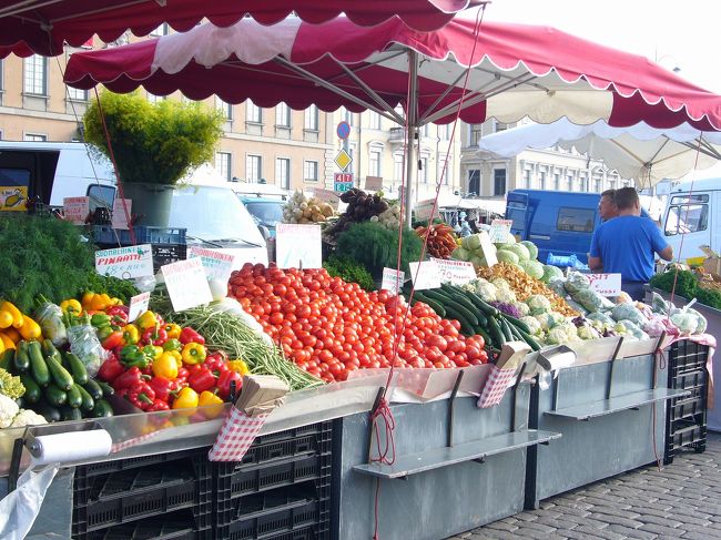 4日目。<br />市場が立ち並ぶマーケット広場の港から、スオメンリンナ行きのフェリーが出ます。<br />いろとりどりの新鮮な野菜やベリー類がいっぱい！