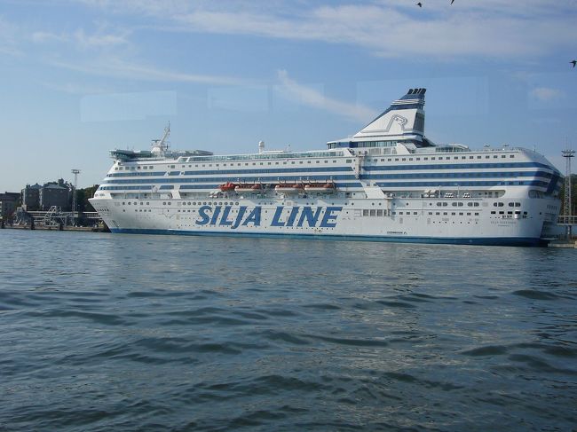 私はJTラインのフェリーに乗りましたが、リーケンネ社のフェリーもあります。これらもヘルシンキカードで乗れますよ！<br />あ！あれに見えるはシリヤライン！アザラシくんだ〜<br />いつかは乗ってみたいなぁ…