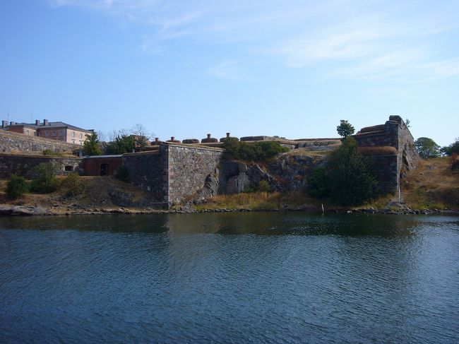 スオメンリンナ要塞到着。<br />思っていたより大きな島で、いろいろ見てまわると1日かかってしまいそうです。<br />ビジターセンターには簡単な日本語パンフも置いてありました。