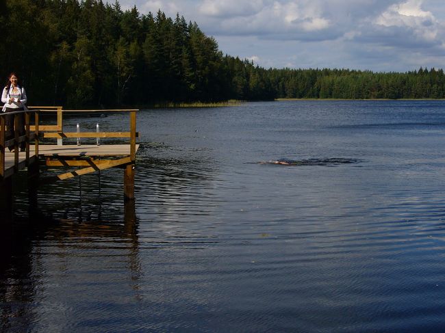 ここでコーヒータイム。<br />見づらいですが、おじさん泳いでます。