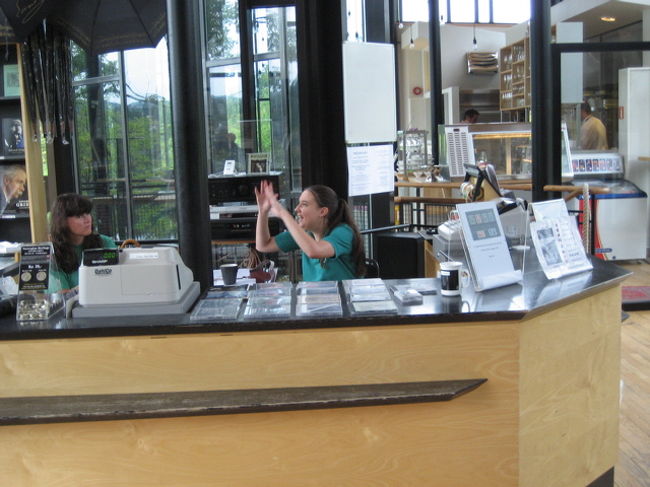 博物館の受付の女の子たち、おしゃべりに夢中。後ろにカフェもあります。